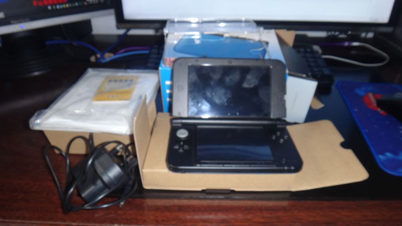 出售3DSXL港版 帶2個游戲   750包郵！！發順豐加10元