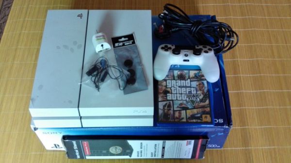 9.9成新港版ps4主機 索尼游戲機 白色 帶gta5
