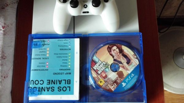 9.9成新港版ps4主機 索尼游戲機 白色 帶gta5