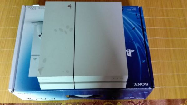 9.9成新港版ps4主機 索尼游戲機 白色 帶gta5