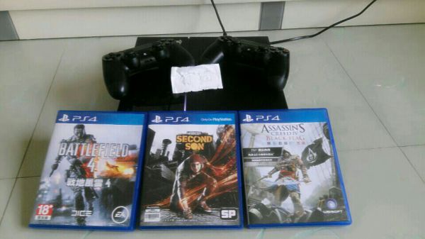 PS4 型號(hào)： CUH-1007A 全套 雙手柄  3游戲 