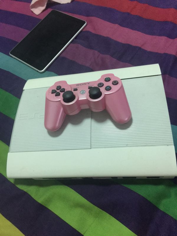 PS3，未破解，白色，粉色手柄帶5個實(shí)體游戲若干數(shù)字版