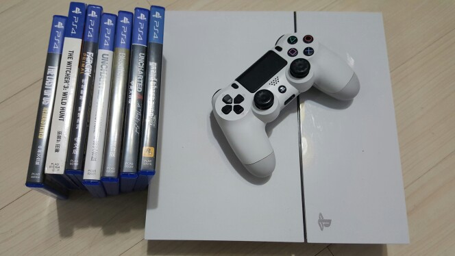 白色Ps4 十款游戲 （男朋友4  戰(zhàn)神3  看門狗為數(shù)字版）遠(yuǎn)哭蠻荒紀(jì)元  血緣老獵人  巫師3帶特點(diǎn) 神海合集 神海4 Gta5 美國(guó)末日  3100 不刀