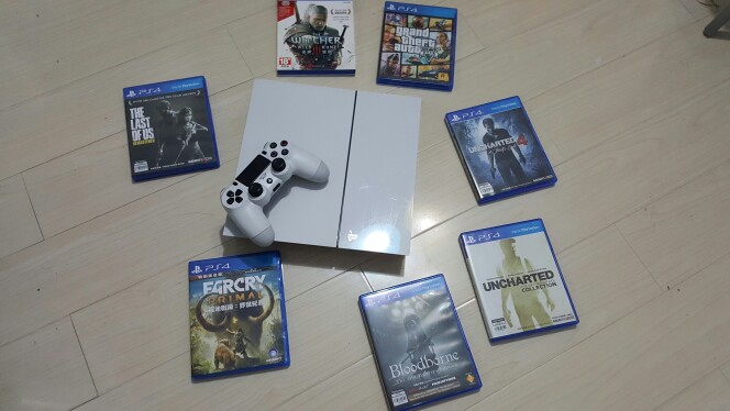 白色Ps4 十款游戲 （男朋友4  戰神3  看門狗為數字版）遠哭蠻荒紀元  血緣老獵人  巫師3帶特點 神海合集 神海4 Gta5 美國末日  3100 不刀