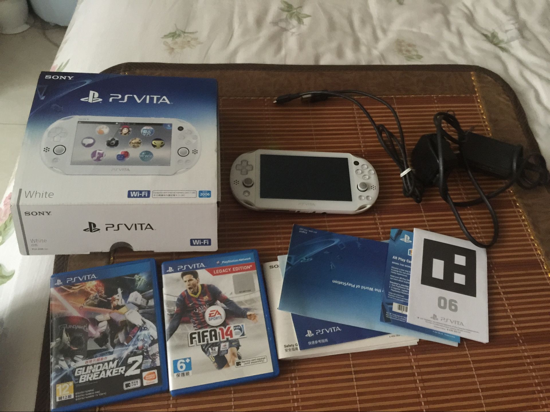 港版白色PSV2000帶8G卡 帶兩游戲