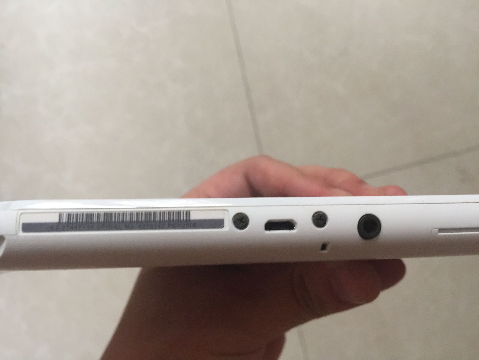 港版白色PSV2000帶8G卡 帶兩游戲