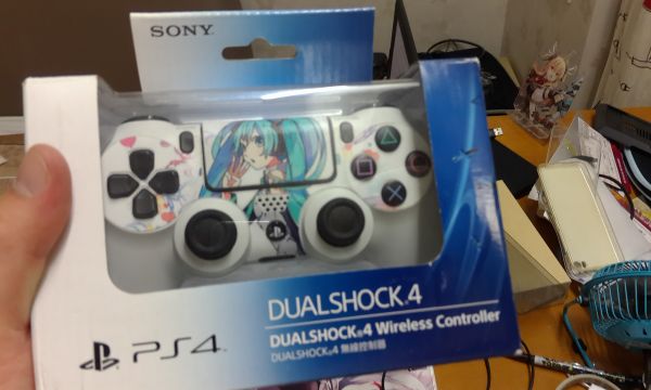 PS4手柄 港版白色帶痛貼