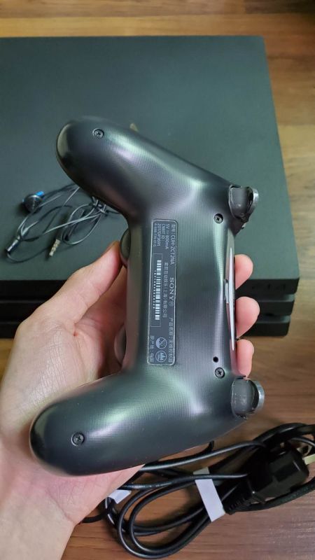 ps4 pro 1T國行在保，最新系統，已備份港服