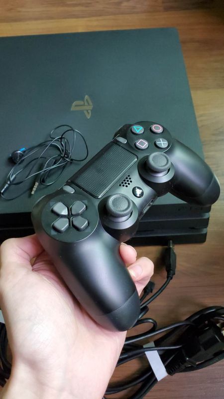 ps4 pro 1T國行在保，最新系統，已備份港服